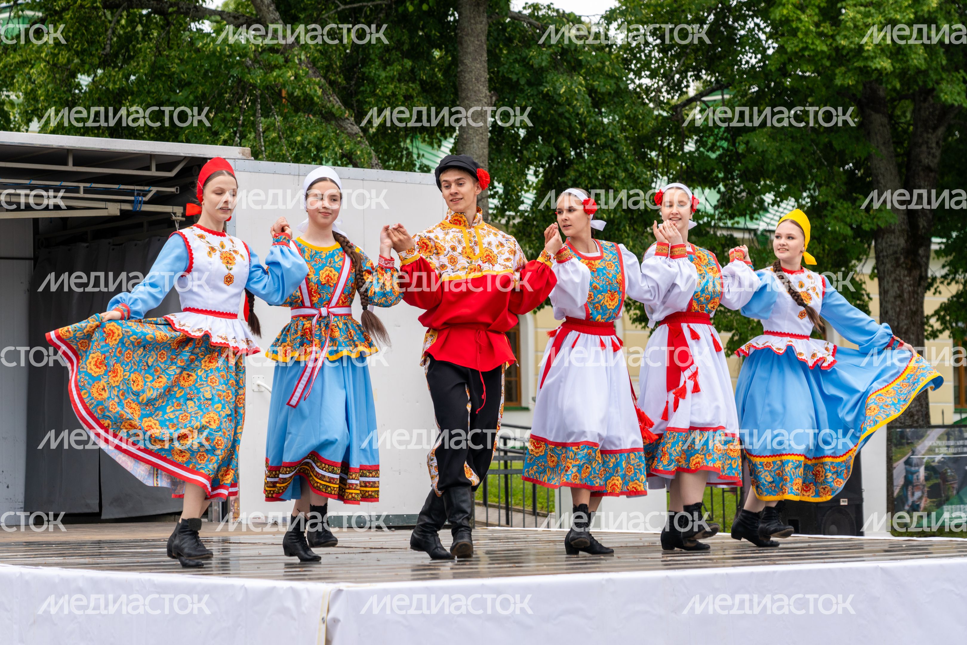Развлекательная программа для гостей гастрономического фестиваля «Каша из топора на полях Бородина» на Бородинском поле