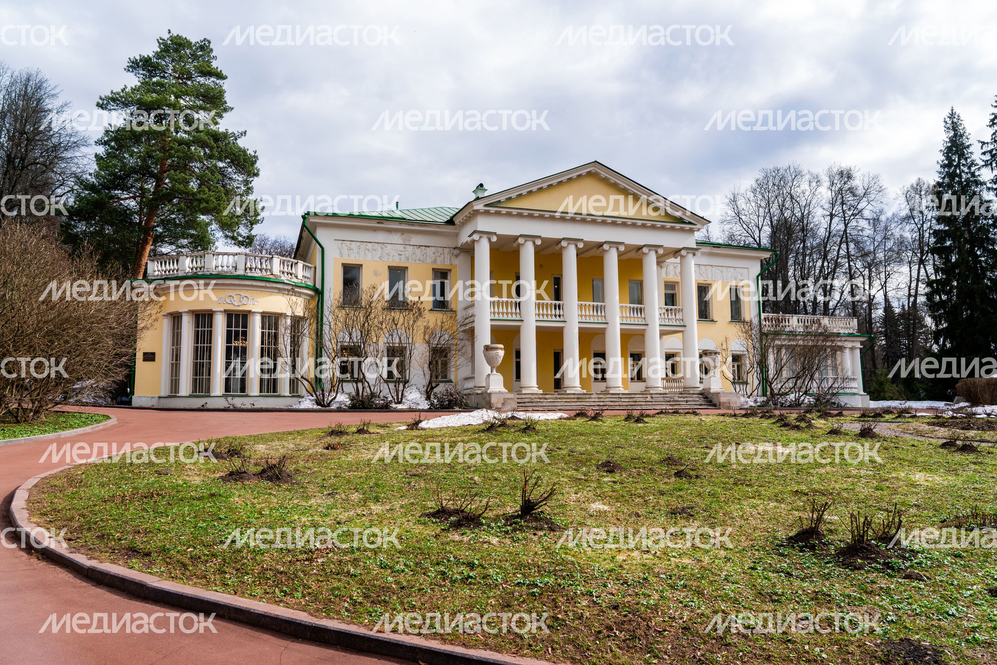 Главный дом усадьбы Горки Ленинские весной Главный дом усадьбы Горки Ленинские весной