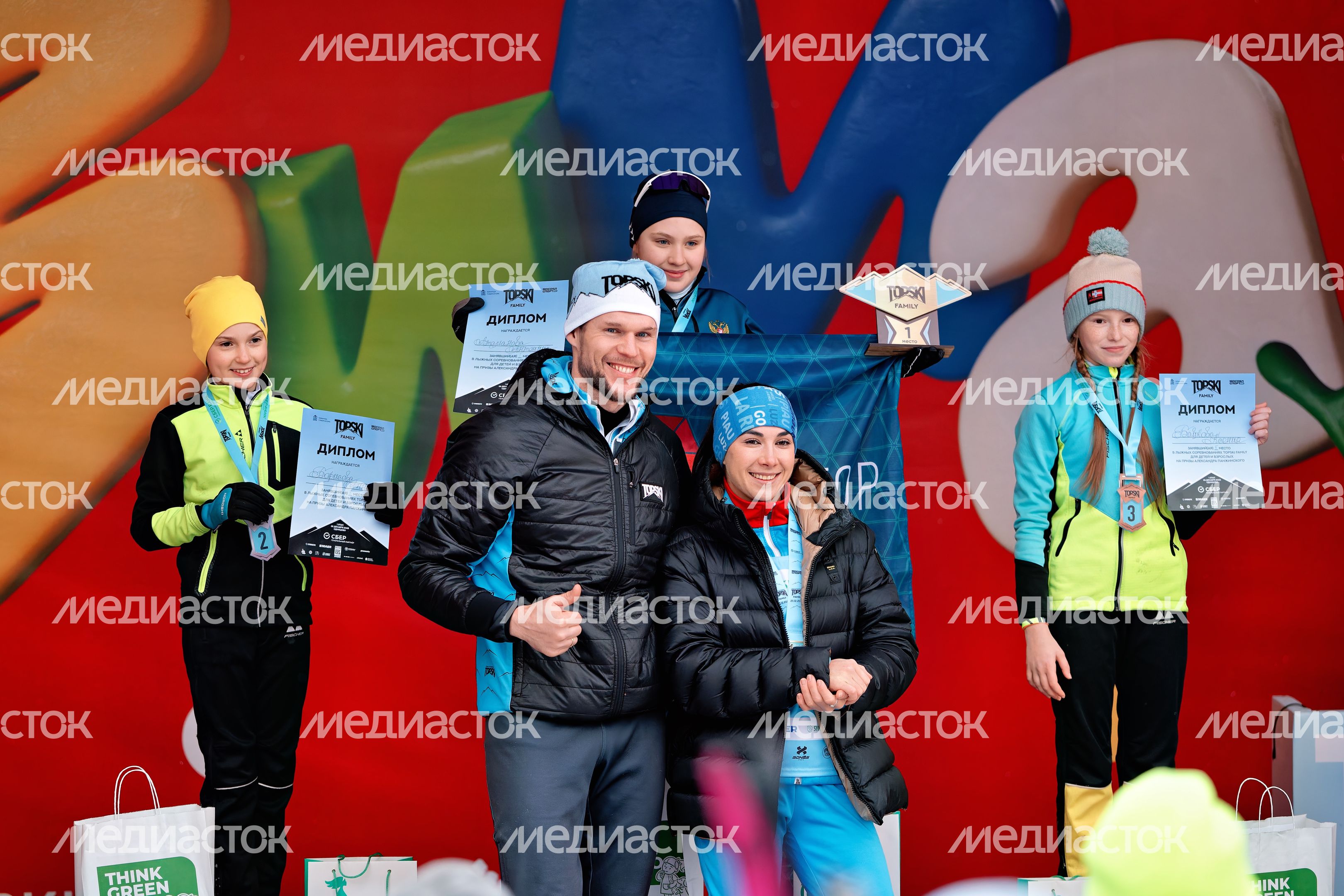 Лыжник Александр Панжинский наградил победителей гонки Тopski family 2025-2026 в Одинцово Лыжник Александр Панжинский наградил победителей гонки Тopski family 2025-2026 в Одинцово