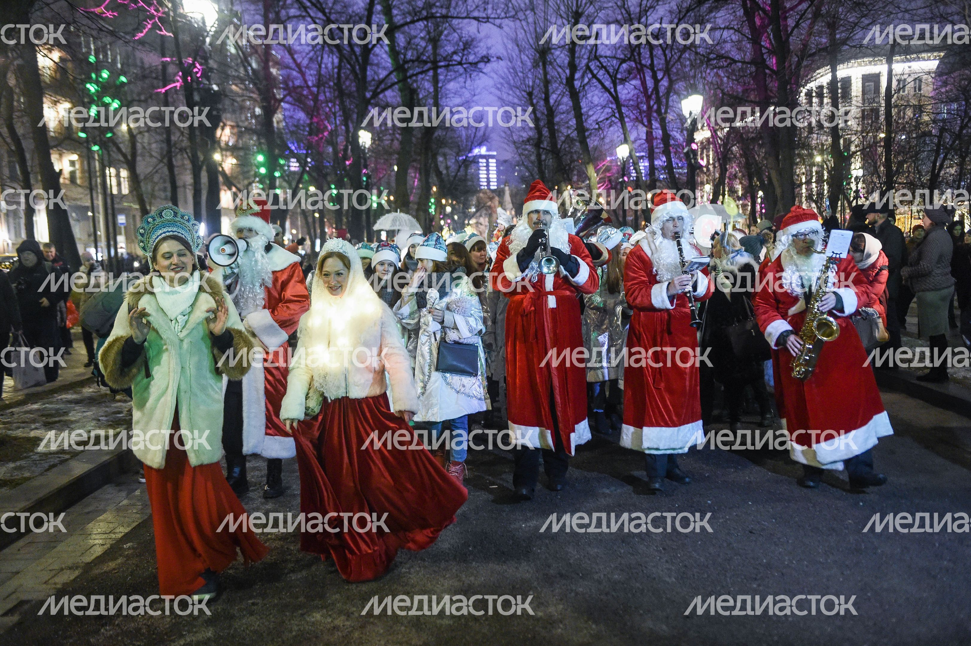 Парад Снегурочек в Москве