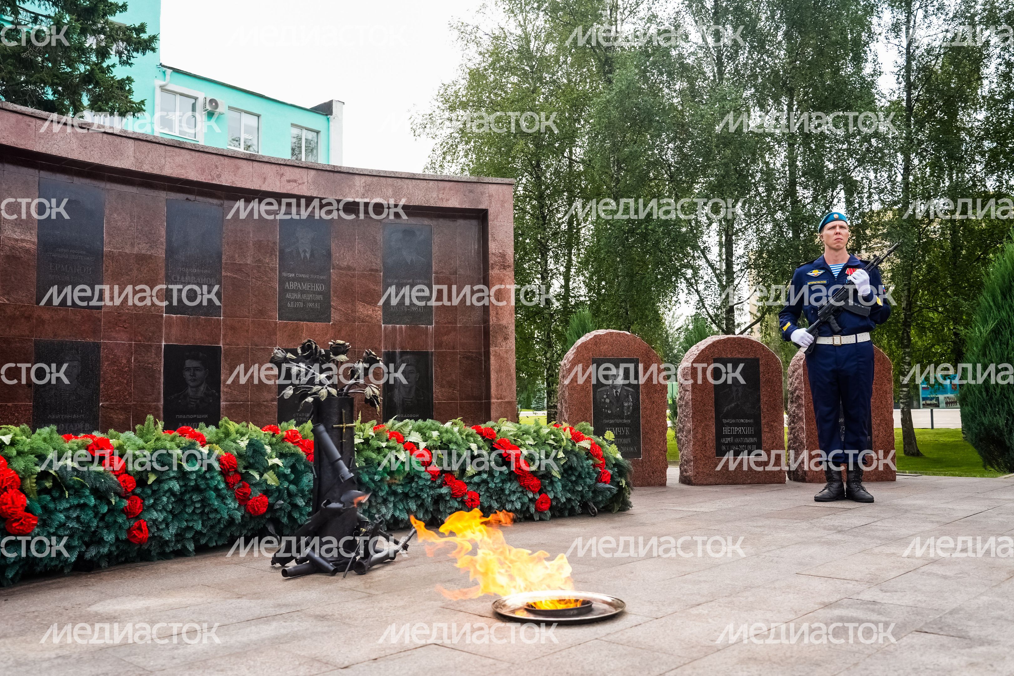 Губернатор возложил цветы к мемориалу погибших разведчиков 45-й отдельной бригады ВДВ Губернатор возложил цветы к мемориалу погибших разведчиков 45-й отдельной бригады ВДВ