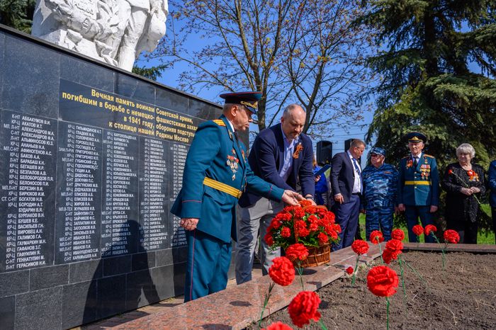 Возложение ветеранами цветов к мемориалу в Дмитровском округе в преддверие Дня Победы