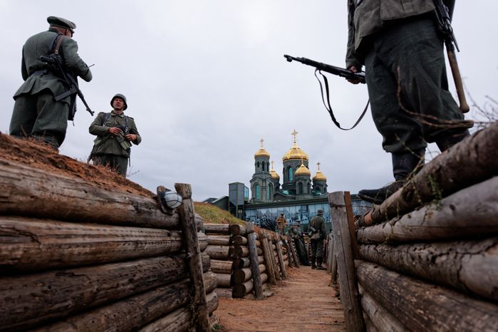 Реконструкцию Битвы за Москву провели в парке «Патриот» ко Дню Сухопутных войск России