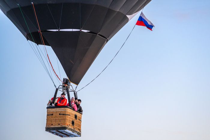 Воздушные шары в форме сердца в небе над Дмитровом