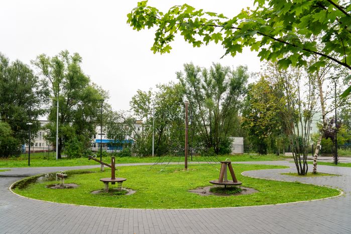 Школьный сквер по улице Текстильная в Высоковске округа Клин