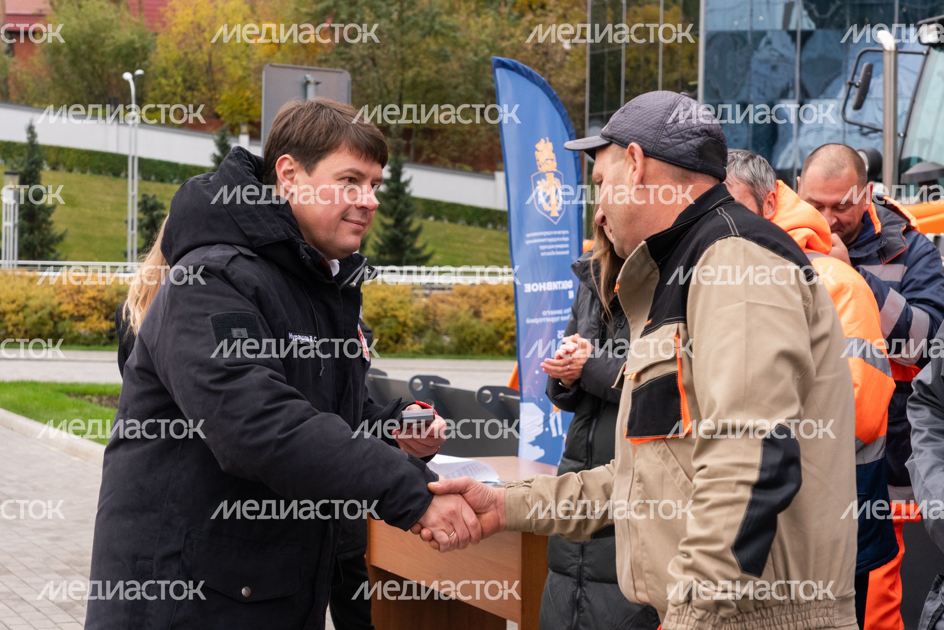 Владислав Мурашов лично вручил ключи механизаторам Владислав Мурашов лично вручил ключи механизаторам