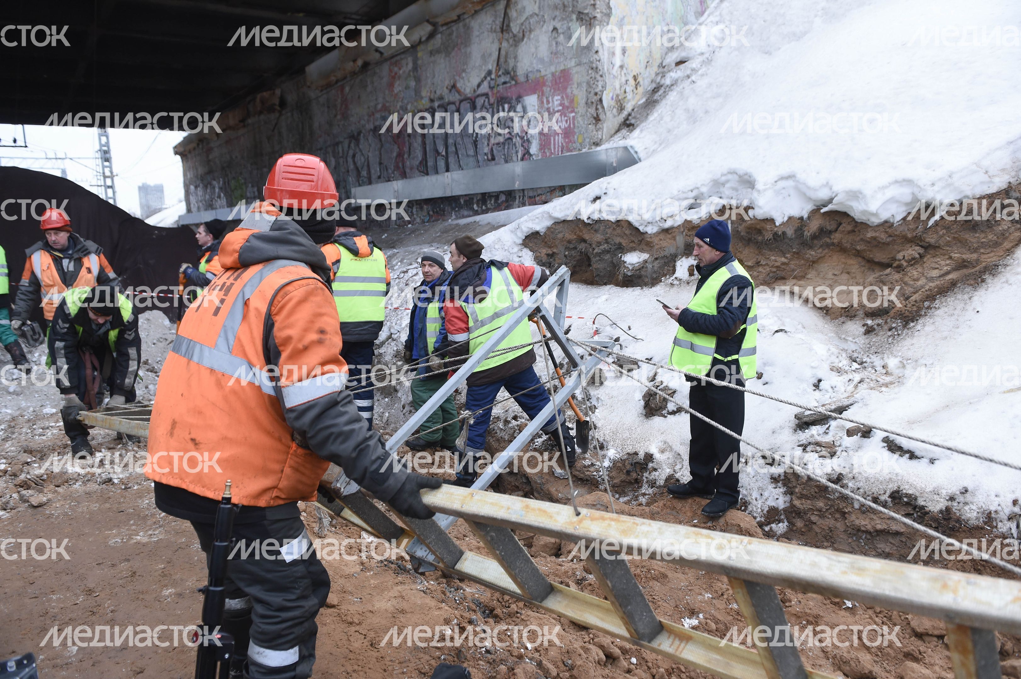 Кадры с места ЧП с трактором и электричкой в Москве, 14.03.2018