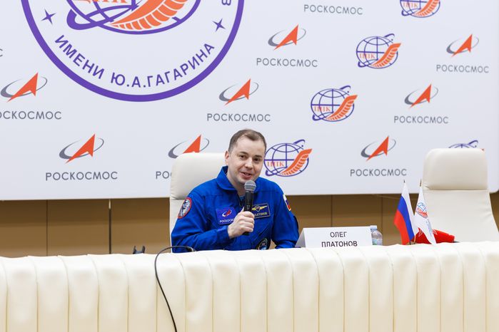 Космонавт Роскосмоса Олег Платонов на пресс-конференции в Звездном городке