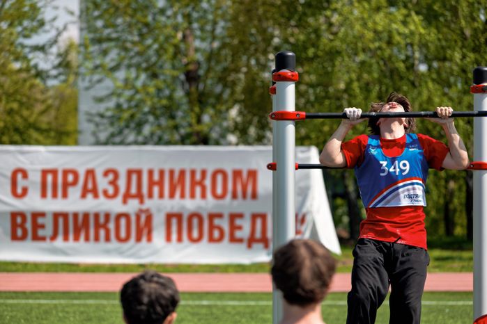 Региональный этап сдачи ГТО среди учащихся Московской области в Дзержинском округа Люберцы: подтягивание