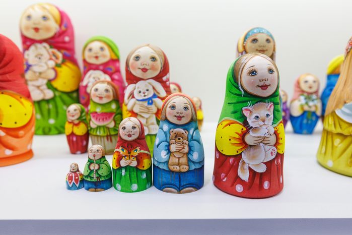 Сувенир народных промыслов Подмосковья - матрешка - на выставке-ярмарке «Ладья»