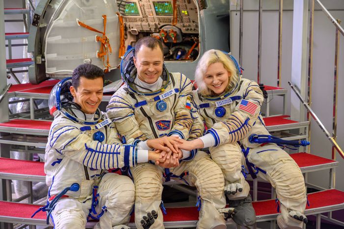 Дублирующий экипаж космонавтов МКС-75 К. Борисов, Д. Петелин, Д. Бернхем на комплексной тренировке в Звездном городке