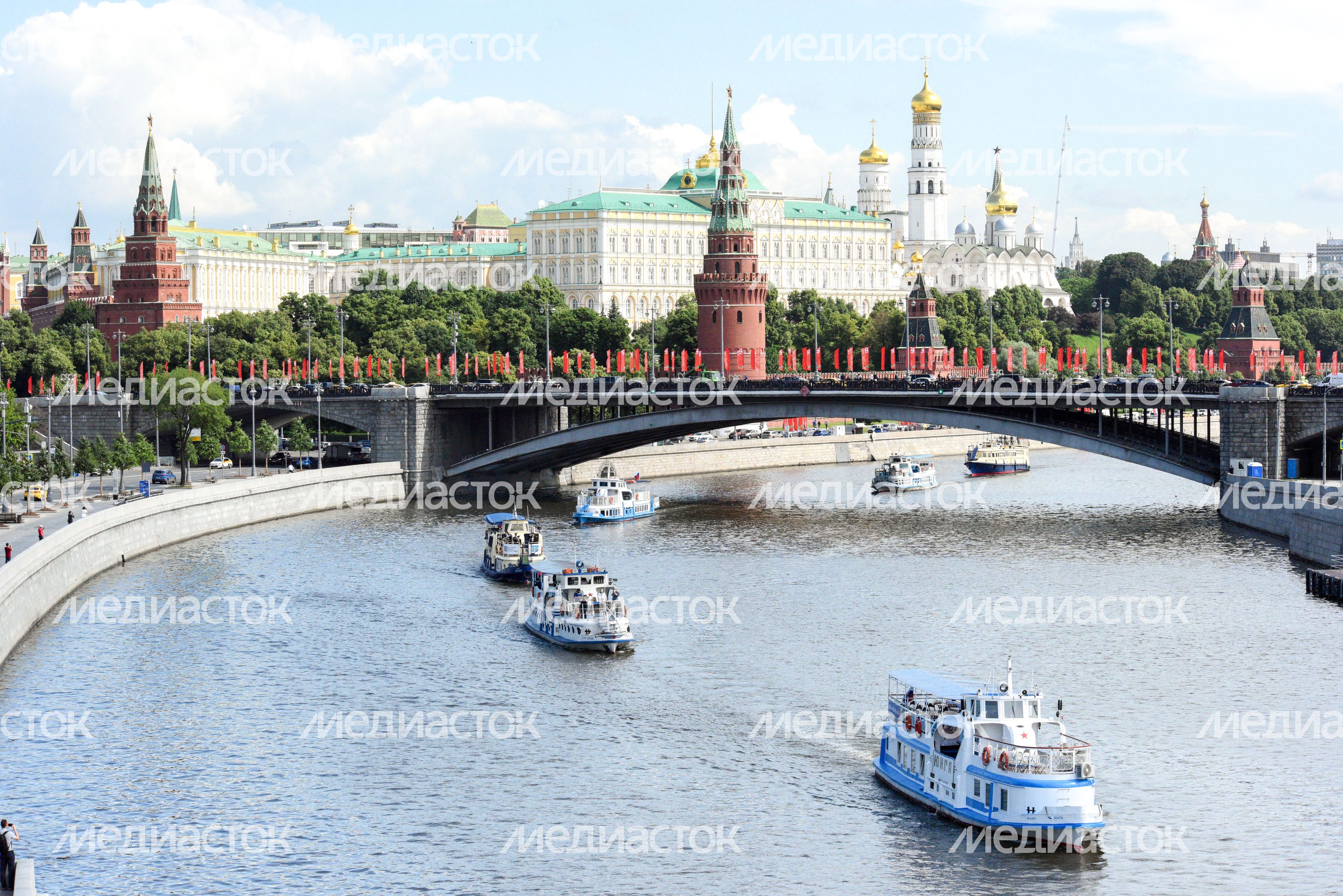 Речной парад в честь старта пассажирской навигации по Москве-реке