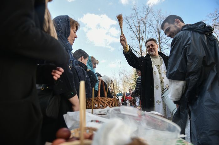 Пасхальное священие куличей и яиц