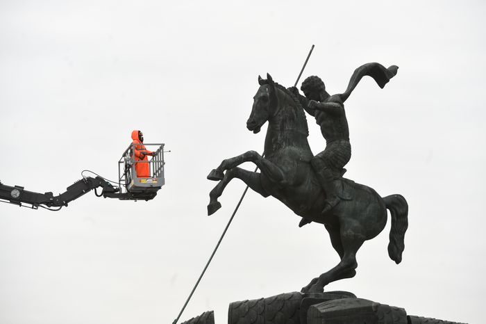 Промывка после зимы Монумента Победы на Поклонной горе в Москве