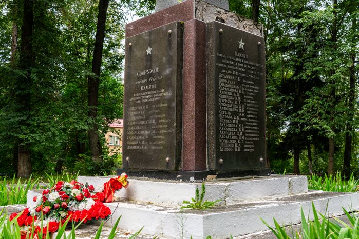 Мемориал на братской могиле воинов в городском саду Волоколамска