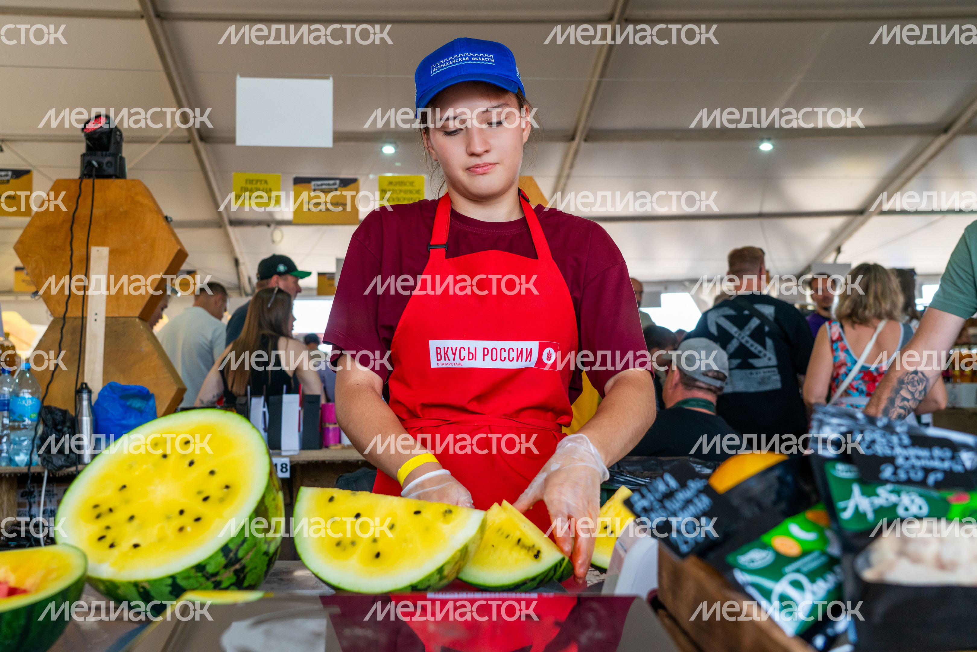 Торговля желтыми арбузами на Сырном фестивале в Истре