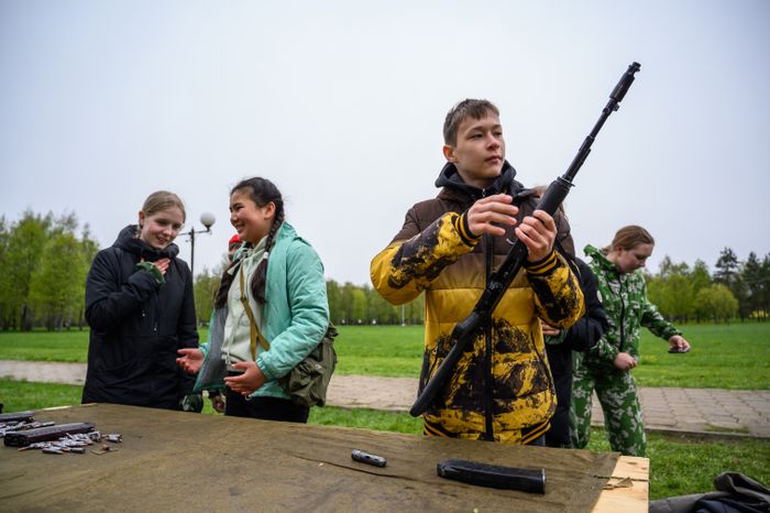 Военно-патриотическая игра «Юнармия, вперед!», посвященная Дню Победы, в Горках Ленинских