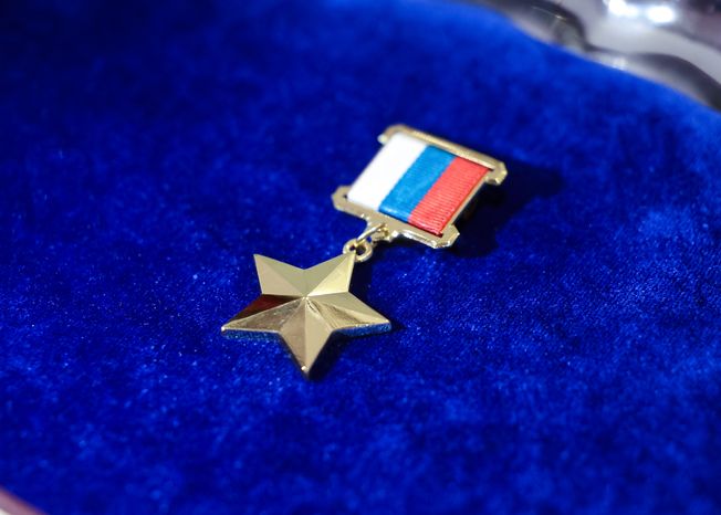 Родственникам легендарного лётчика Николая Терёхина передали "Золотую Звезду" Героя России