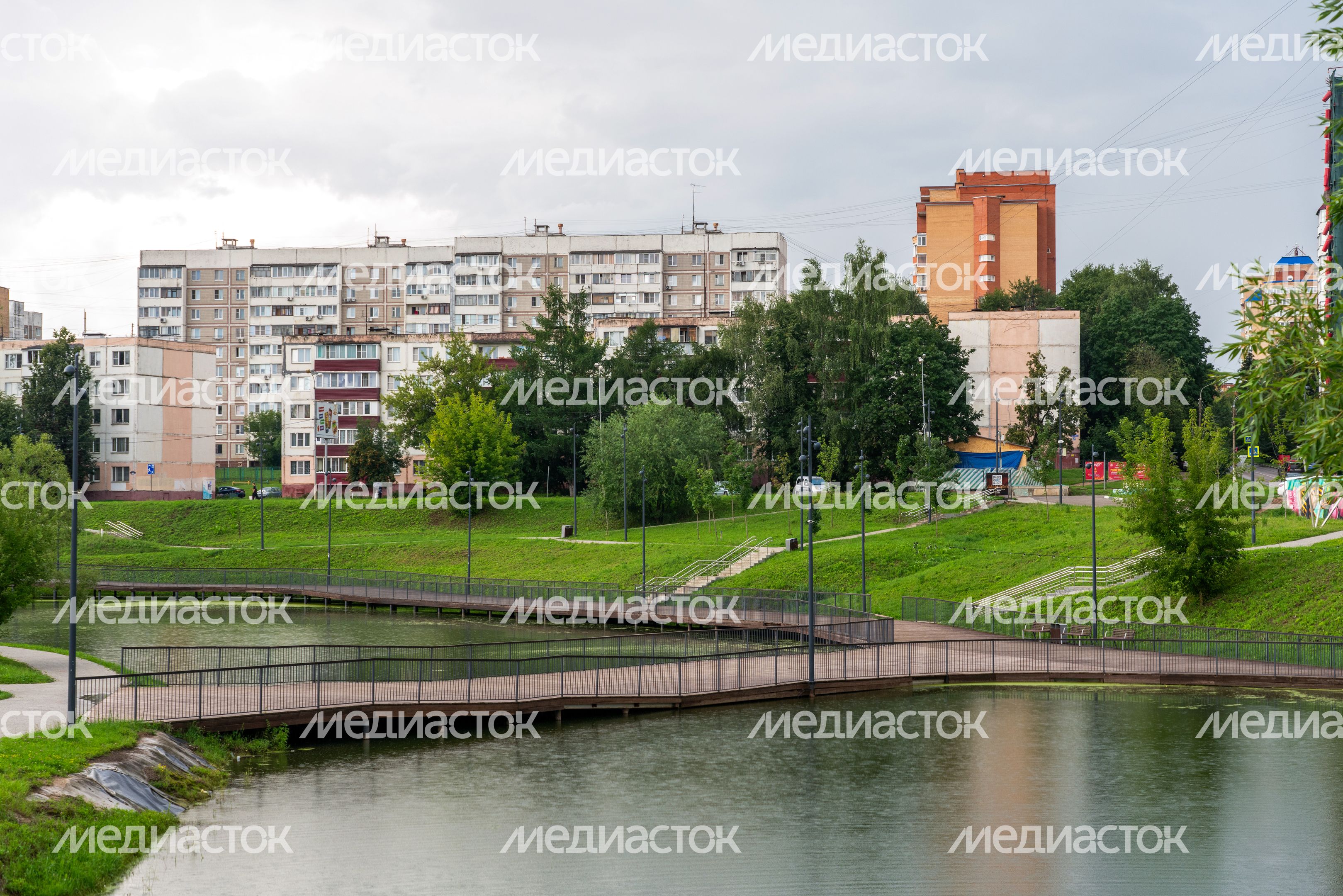 Каскад прудов на набережной реки Теребенки в Чехове