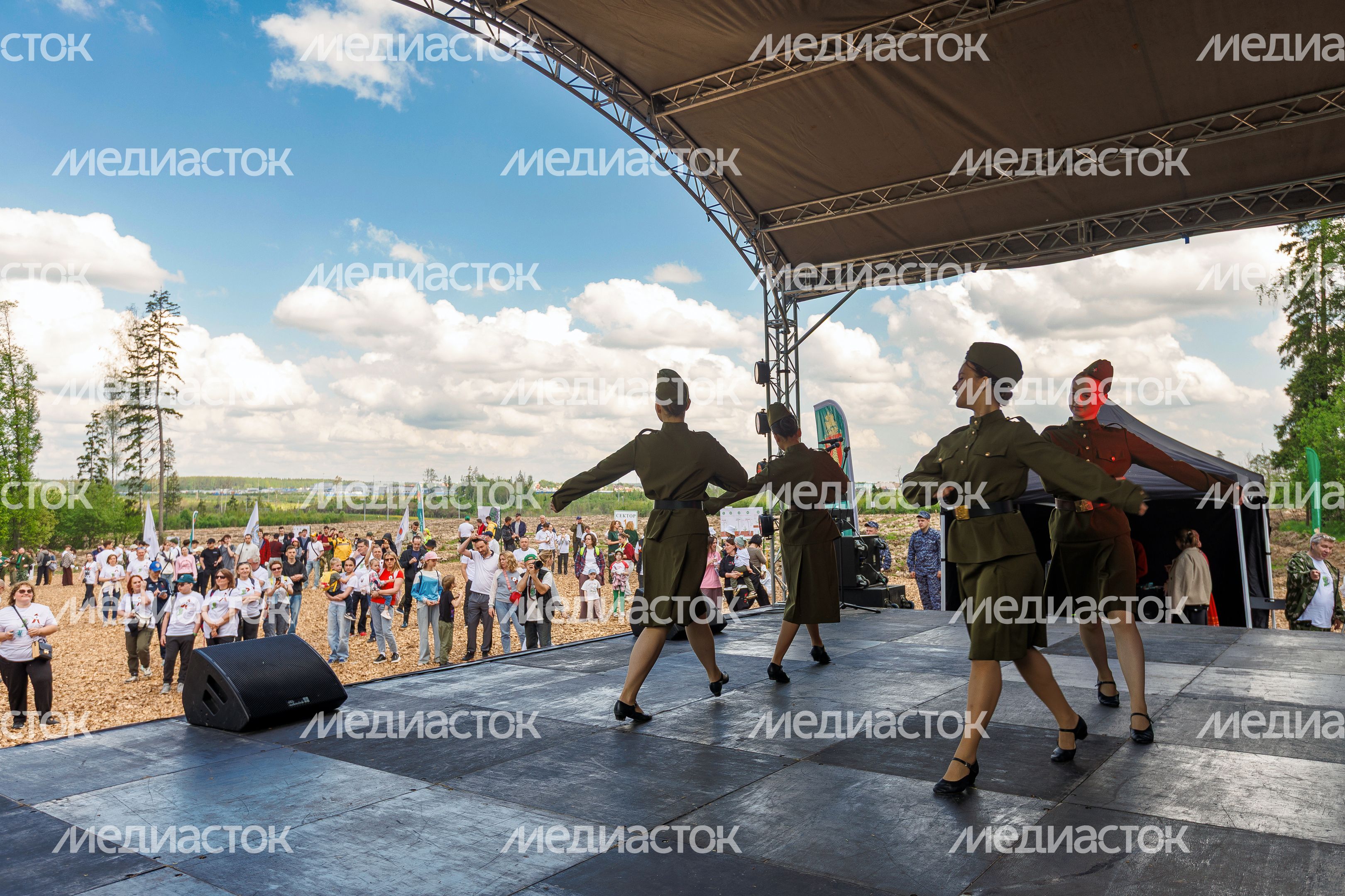 Сад Памяти в Подмосковье-2026: концерт для участников акции по посадке деревьев в Химках Сад Памяти в Подмосковье-2026: концерт для участников акции по посадке деревьев в Химках