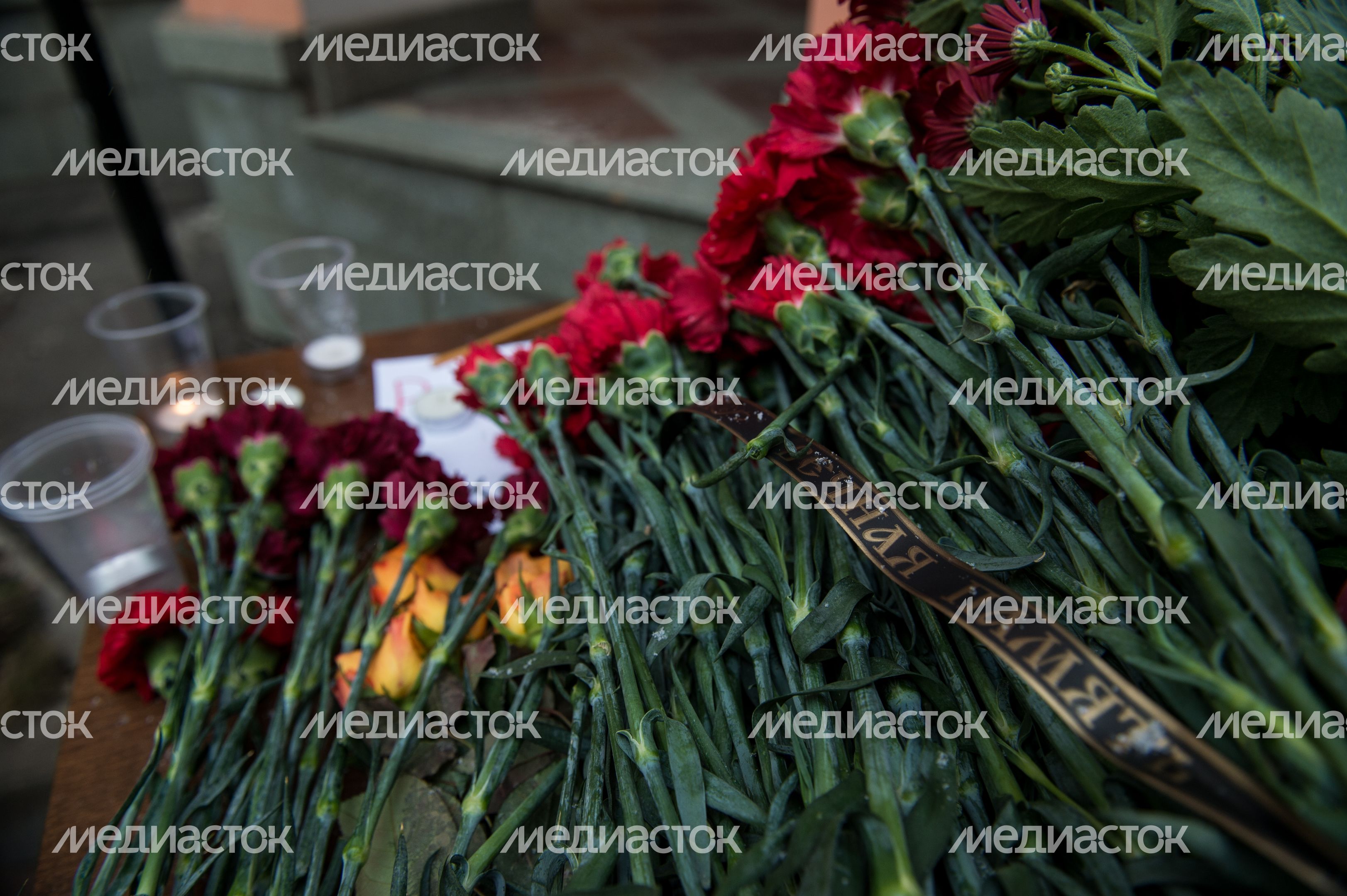 Москвичи несут цветы в знак скорби по погибшим в авиакатастрофе в Ростове-на-Дону
