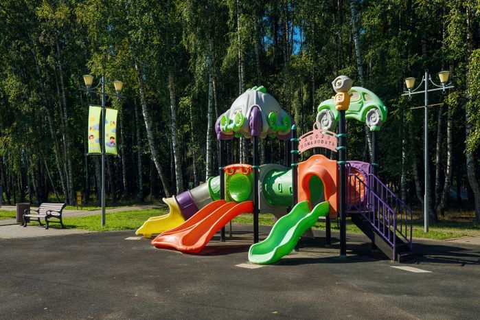 Детская площадка в парке им. А. Величко в микрорайоне Сходня округа Химки
