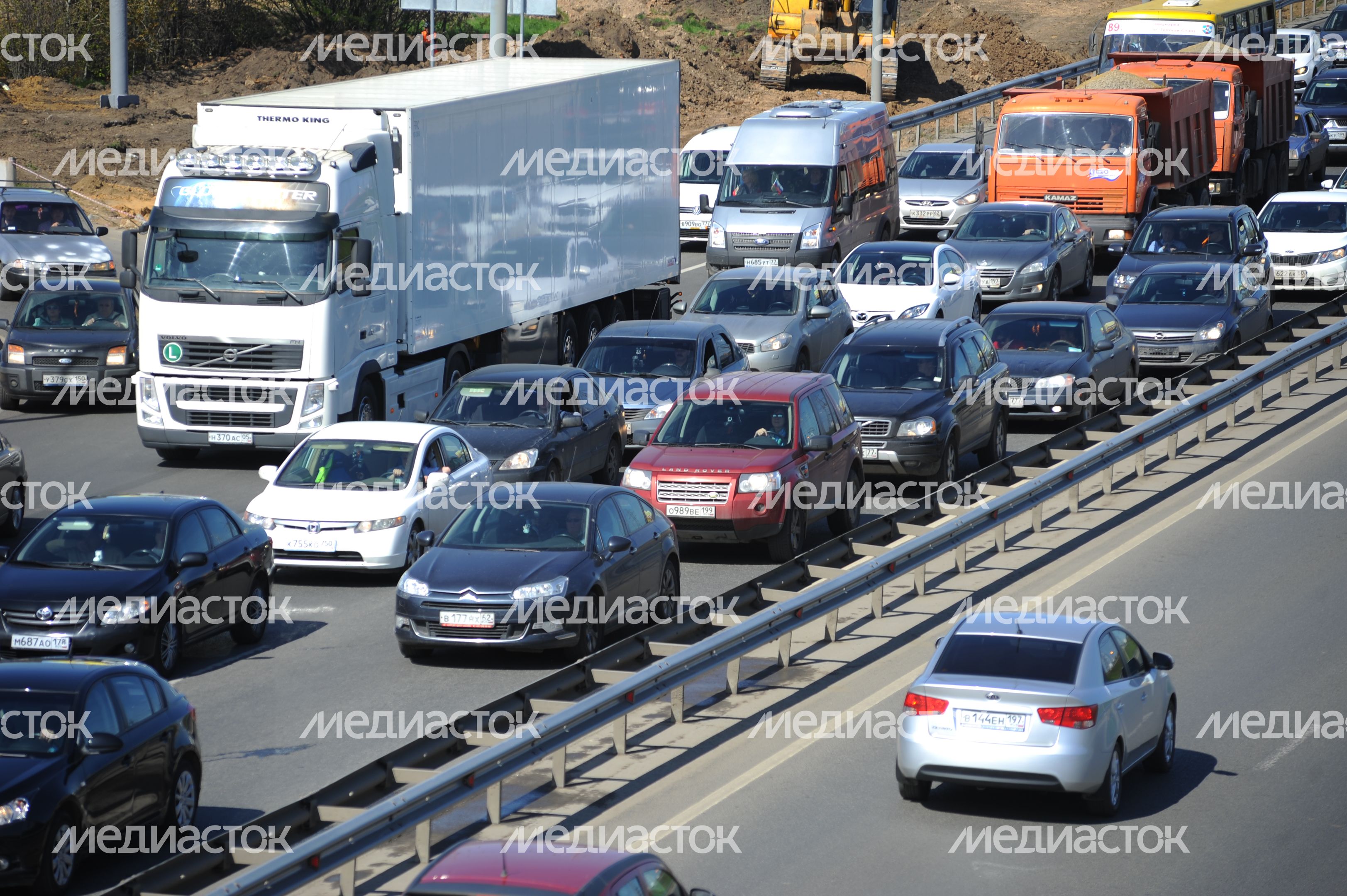 Автомобильное движение по Калужскому шоссе в Москве