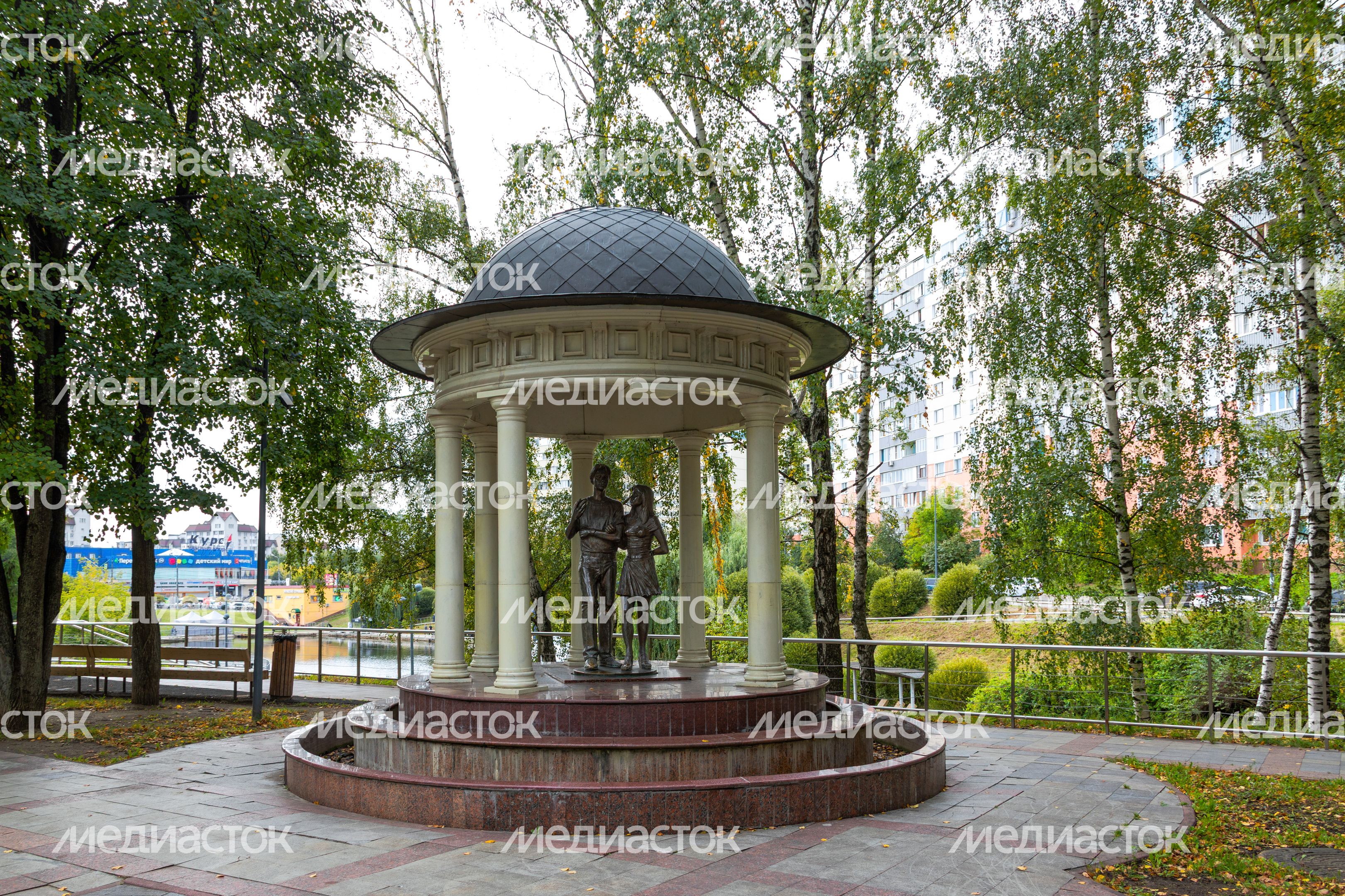 Жанровая скульптура «Юность» на аллее Славы города Видное Ленинского округа Жанровая скульптура «Юность» на аллее Славы города Видное Ленинского округа