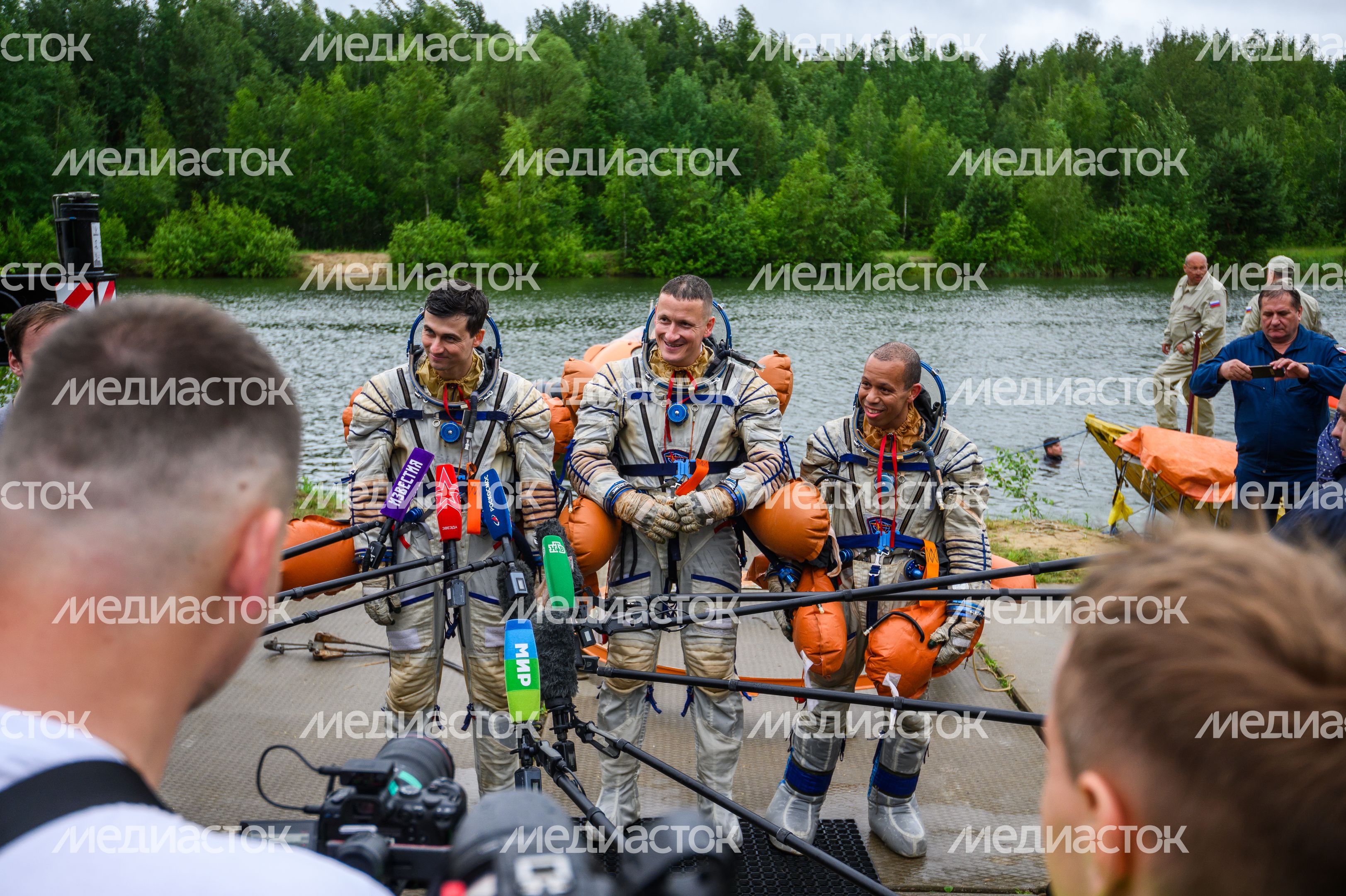 Тренировка космонавтов по действиям после посадки на воду в Ногинске