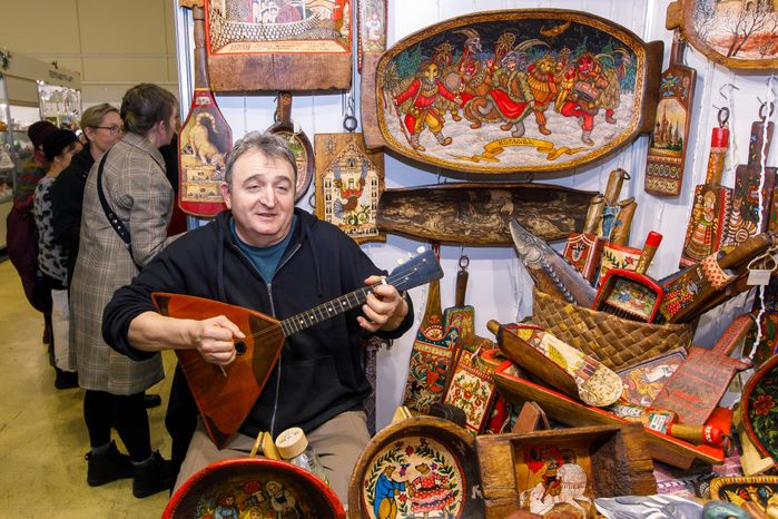 Предметы народных художественных промыслов на выставке «Ладья. Зимняя сказка 2024»