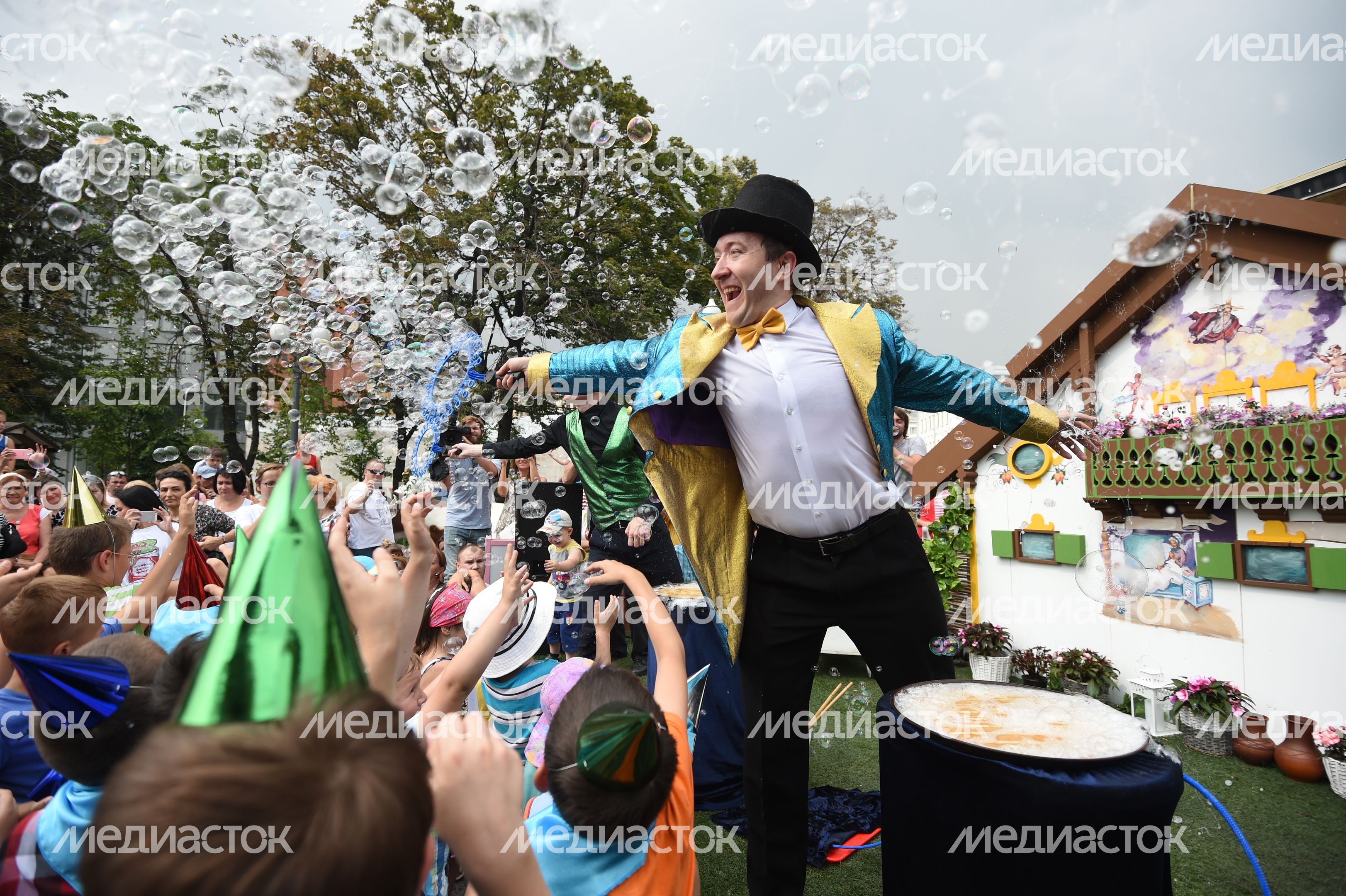 Шоу мыльных пузырей на Пушкинской площади в Москве