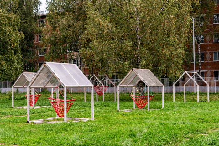 Релакс-зона с уличными гамаками в парке Победы Волоколамска