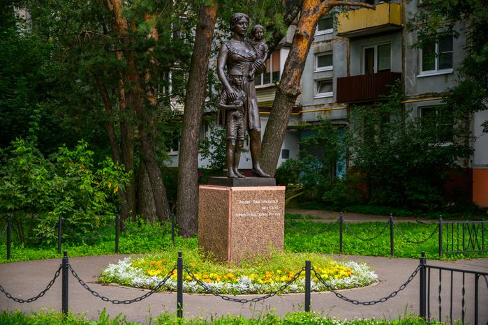Жанровая скульптура «Ожидание» в Балашихе