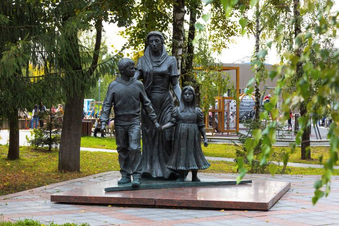 Памятник «Нашим матерям» на аллее Славы города Видное Ленинского округа