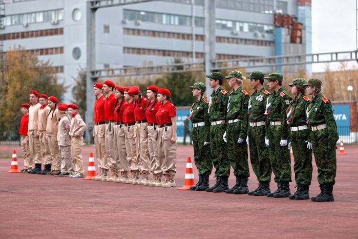 Смотр строя и песни показали школьники в военно-патриотической игре «Наследники Победы» в Подольске