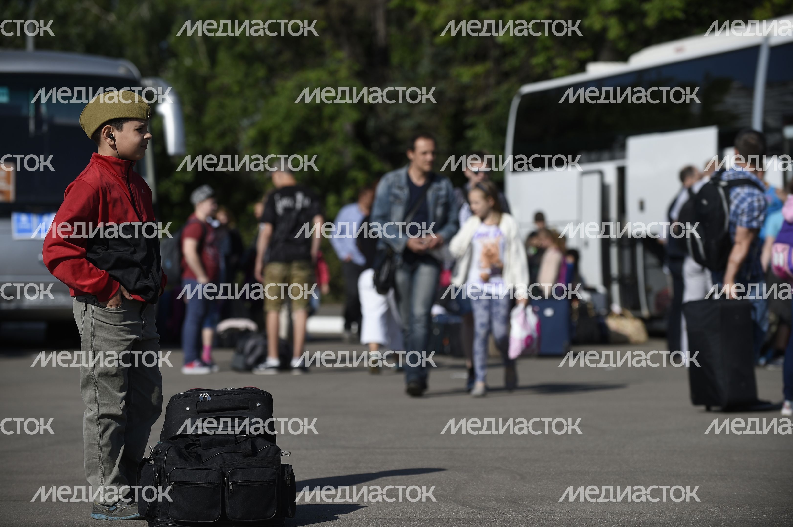 Дети отправляются на отдых в летние лагеря из Москвы