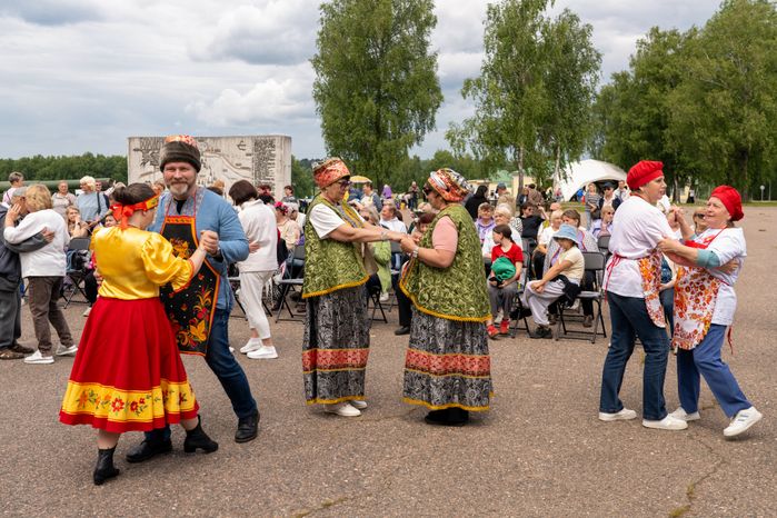 Развлекательная программа для гостей гастрономического фестиваля «Каша из топора на полях Бородина» на Бородинском поле