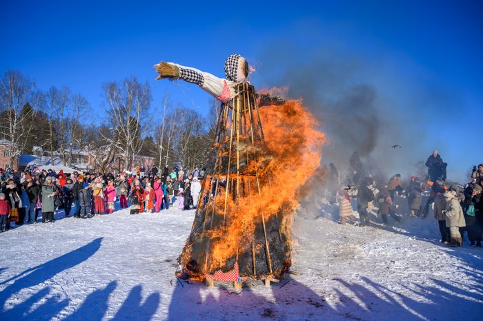 Сожжение чучела на Масленице в Мураново