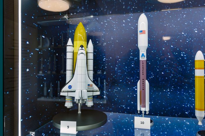 Выставка макетов ракет в библиотеке №8 на улице Орджоникидзе в Королеве