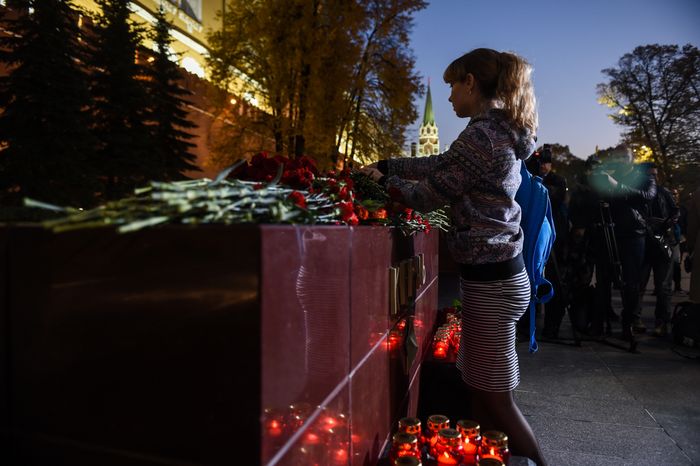 Возложение цветов к мемориалу города Керчь в Москве