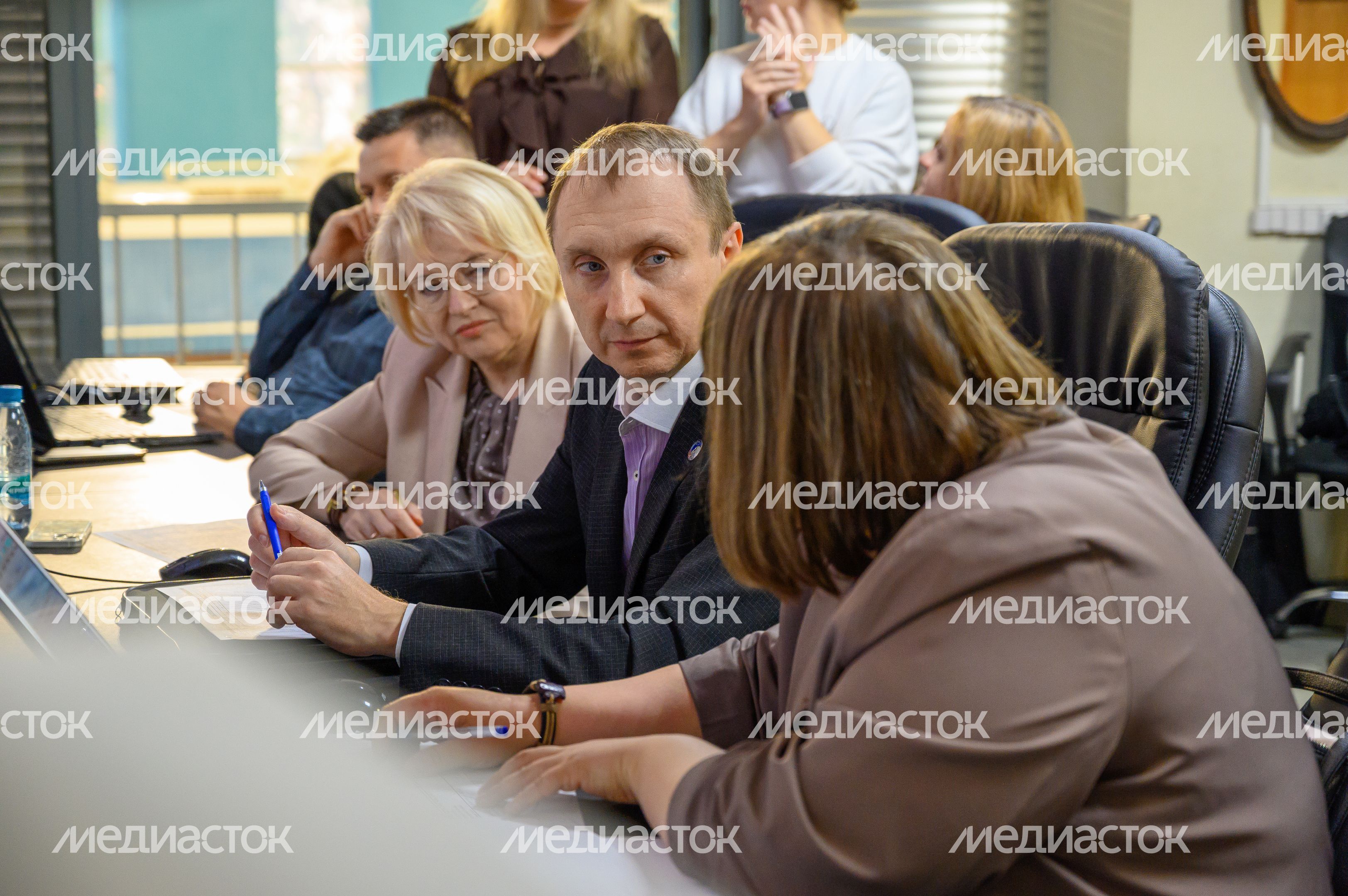 Специалисты Центра подготовки космонавтов Звездного городка наблюдают на мониторах за тренировкой космонавта
