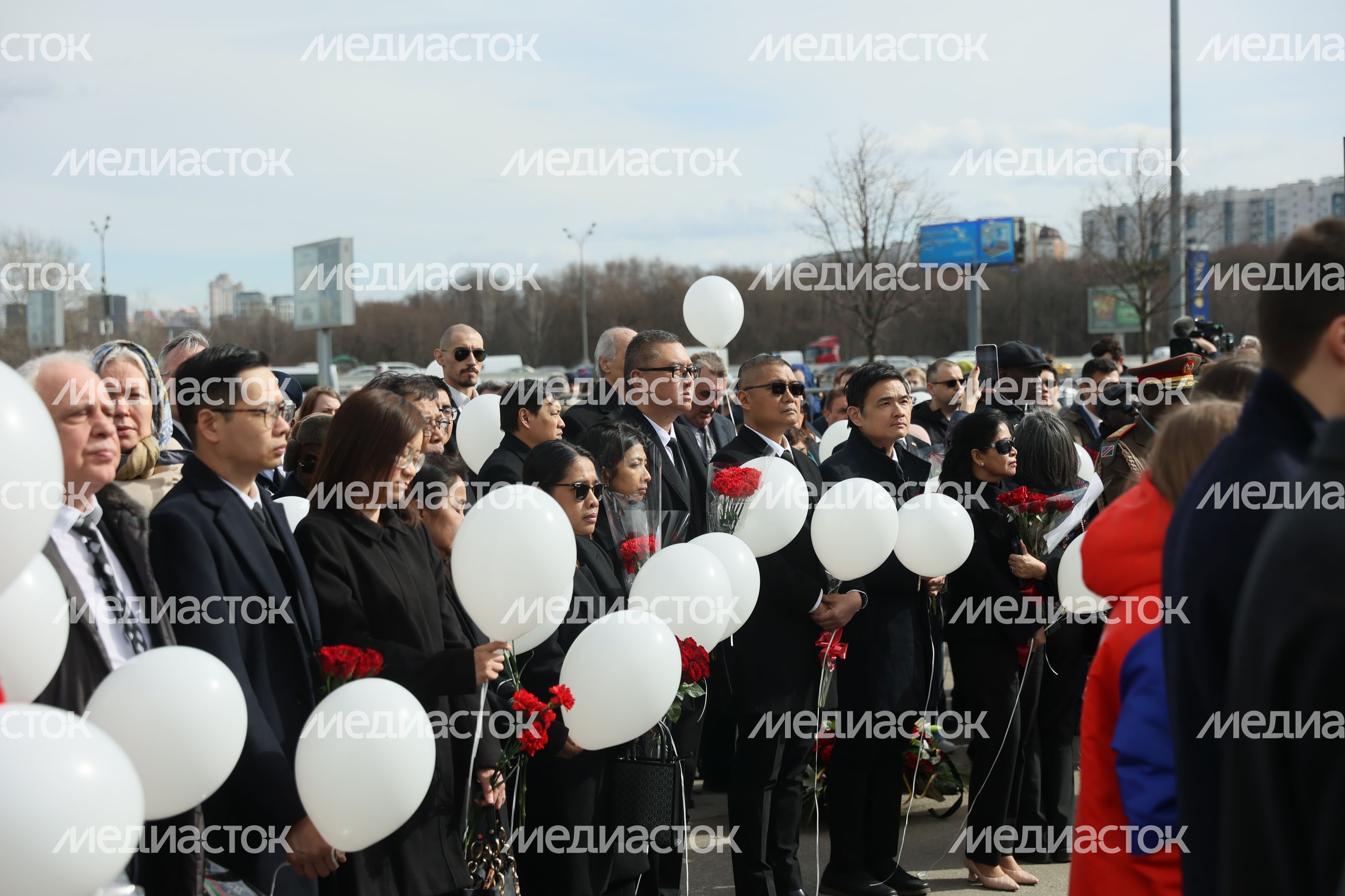 Главы и сотрудники дипмиссий возложили цветы к мемориалу у «Крокус Сити Холла»