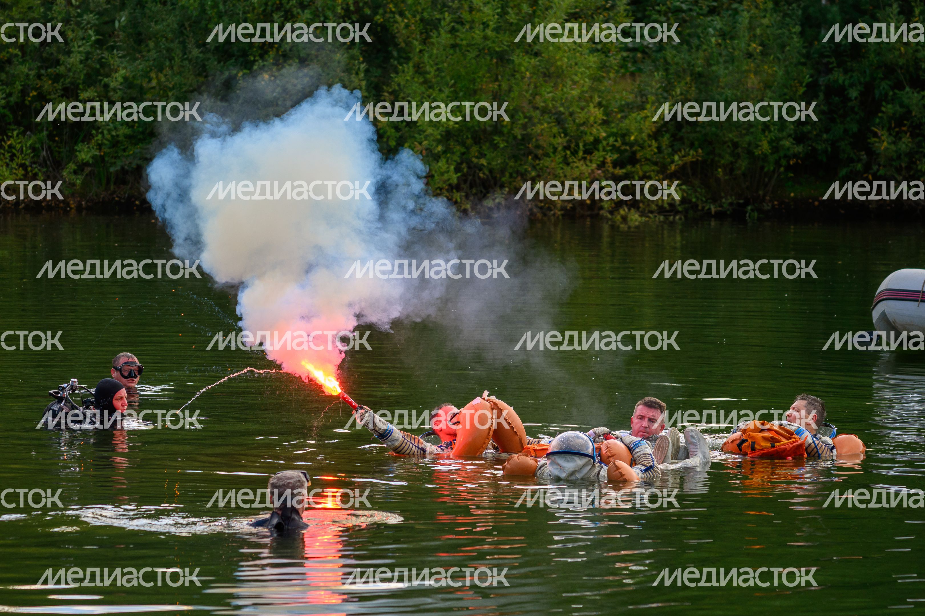 Тренировка космонавтов по действиям после посадки на водную поверхность в Ногинском спасательном центре МЧС России Тренировка космонавтов по действиям после посадки на водную поверхность в Ногинском спасательном центре МЧС России