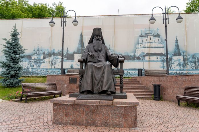 Памятник митрополиту Питириму в Волоколамске