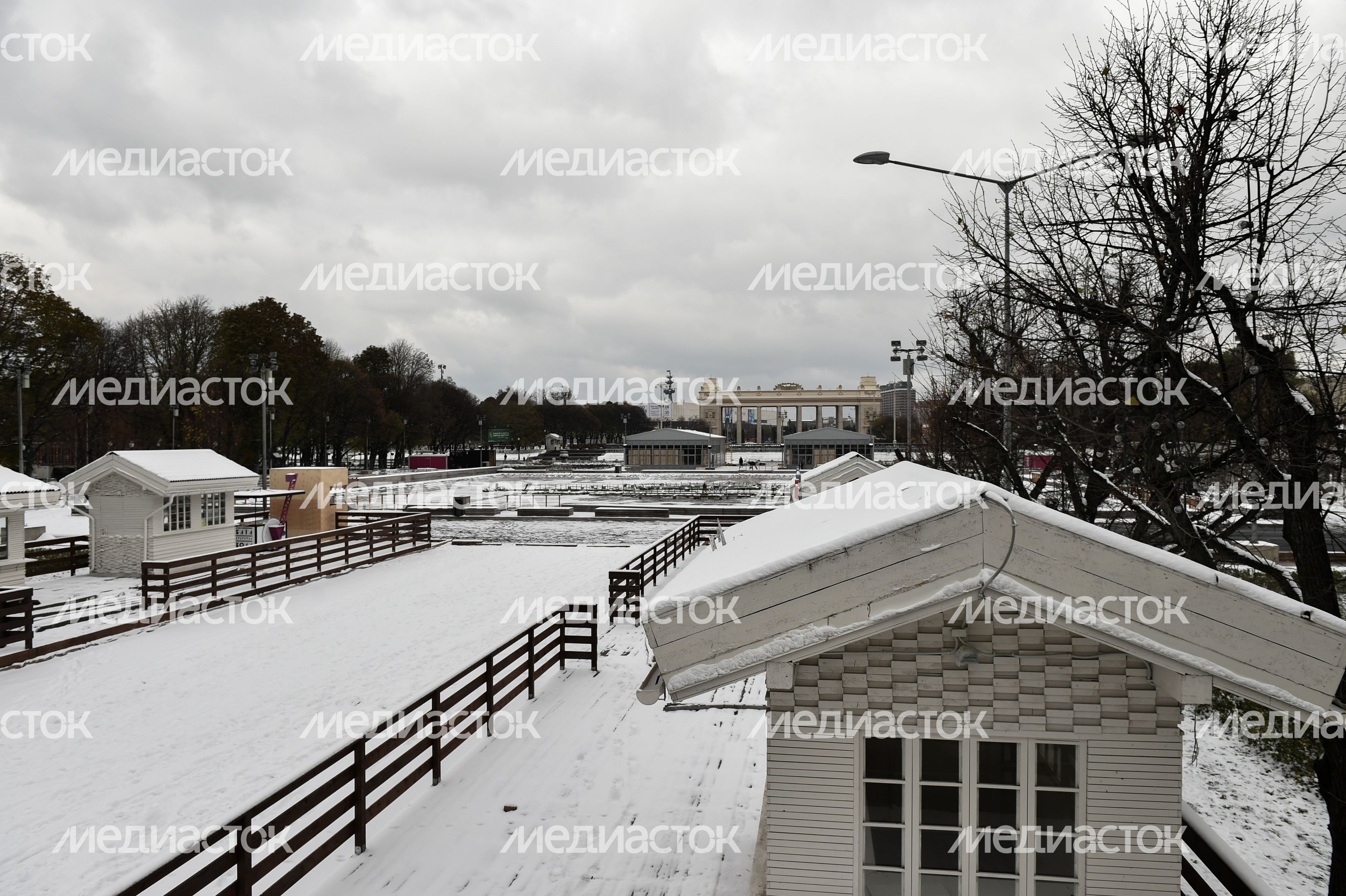 Подготовка катка в парке Горького