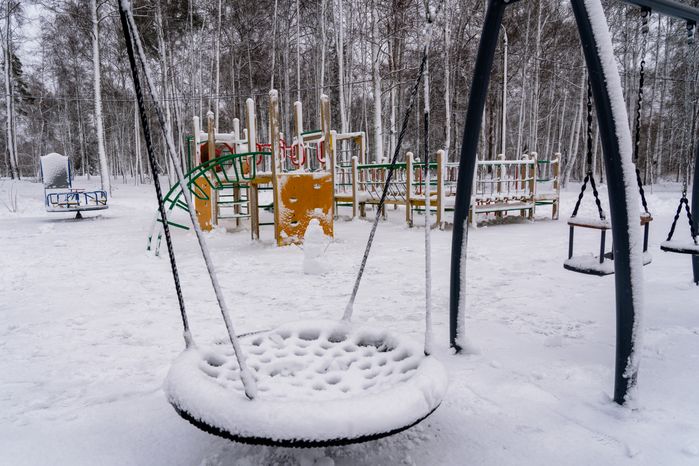 Детская площадка в Высоковском городском парке культуры и отдыха «Березовый» в округе Клин зимой