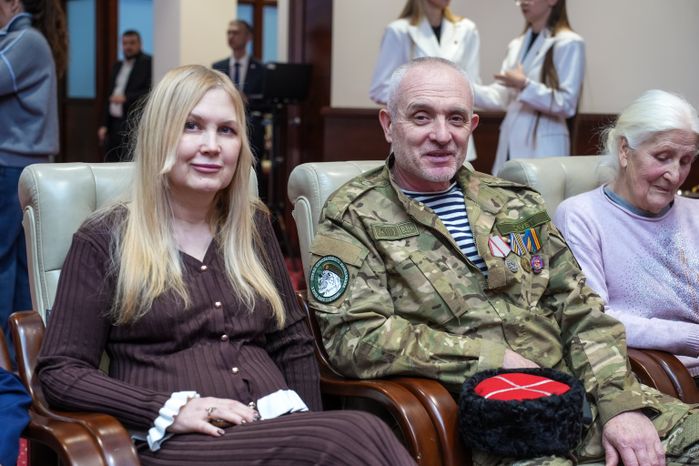 Вручение добровольцам отряда БАРС медалей "За храбрость" II степени
