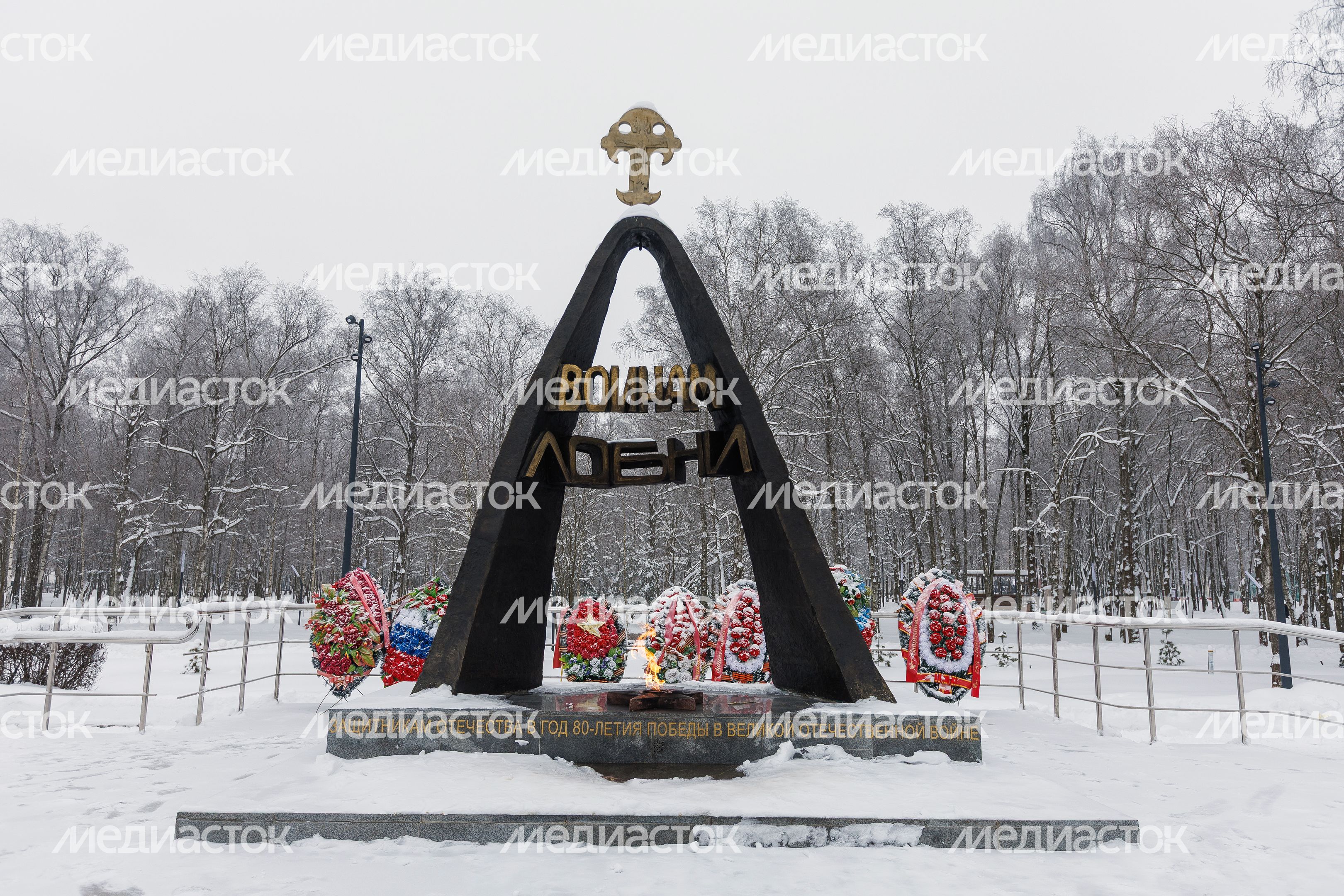 Звонница – памятник воинам Лобни, погибшим в Великой Отечественной войне, в парке культуры и отдыха города Лобня Звонница – памятник воинам Лобни, погибшим в Великой Отечественной войне, в парке культуры и отдыха города Лобня