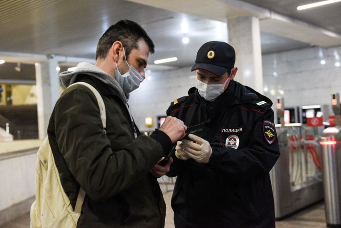 Проверка электронных пропусков в московском метро