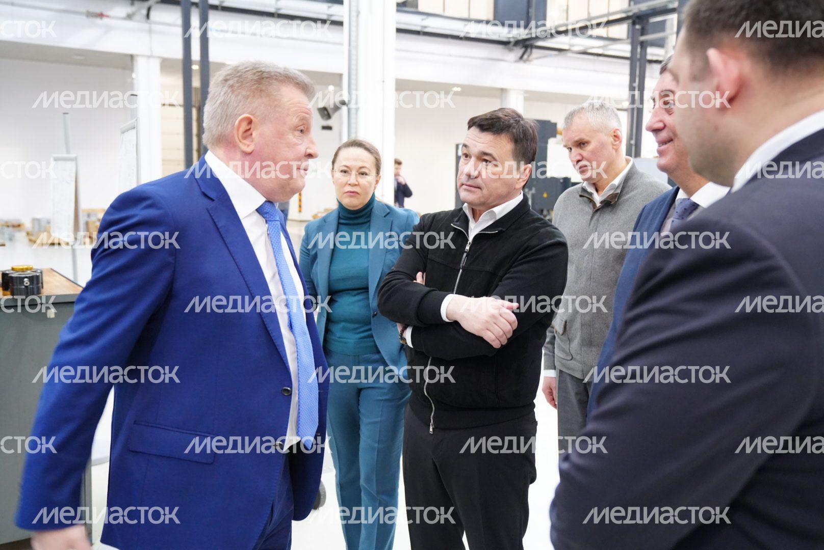 Вручение губернатором цветов сотрудникам НПП «Исток»​​